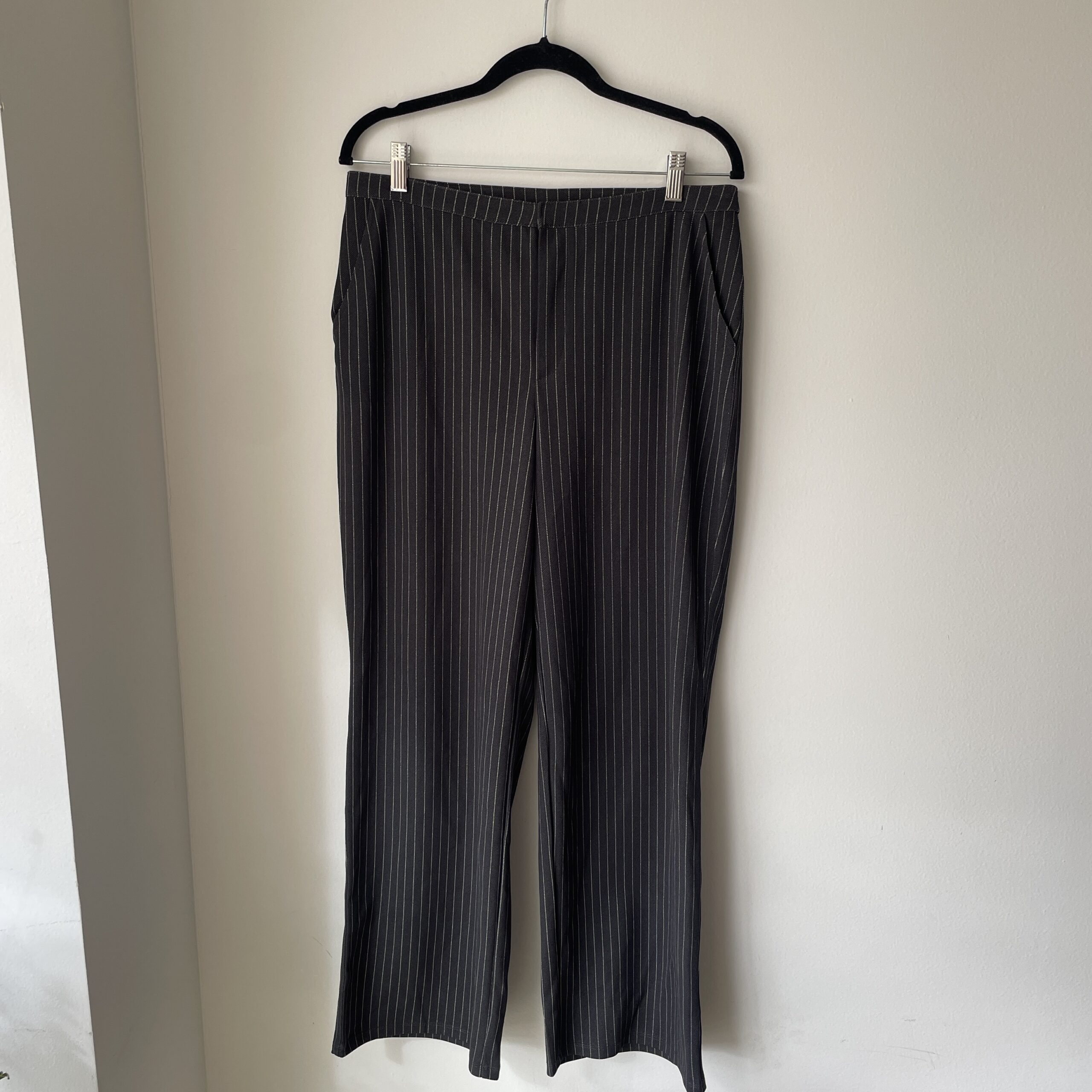 Pantalon gris rayas